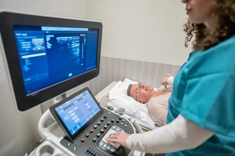 Ultraschalluntersuchung des Herzens mit Echokardiografiegerät